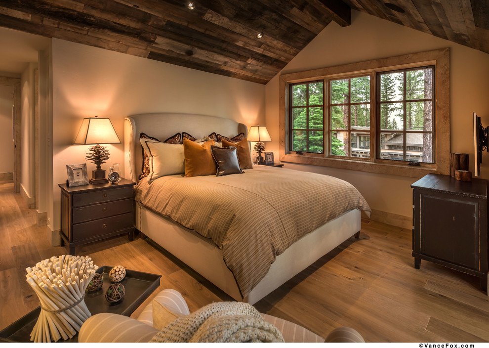 На фото: гостевая спальня среднего размера, (комната для гостей) в стиле рустика с светлым паркетным полом и бежевыми стенами без камина с