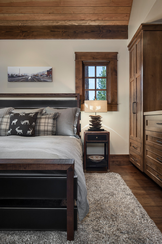 Ejemplo de habitación de invitados rústica de tamaño medio con paredes beige, moqueta y suelo azul