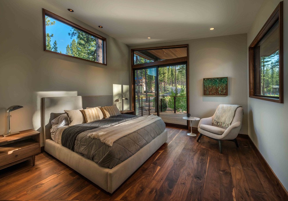 Rustikales Schlafzimmer mit grauer Wandfarbe, dunklem Holzboden und braunem Boden in Sacramento