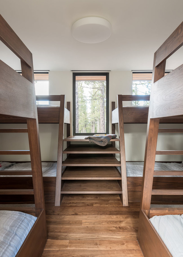 Пример оригинального дизайна: хозяйская спальня среднего размера в современном стиле с белыми стенами, паркетным полом среднего тона и коричневым полом