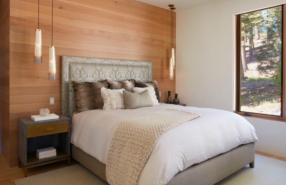 Imagen de dormitorio principal clásico renovado de tamaño medio con paredes blancas, suelo de madera en tonos medios y suelo marrón