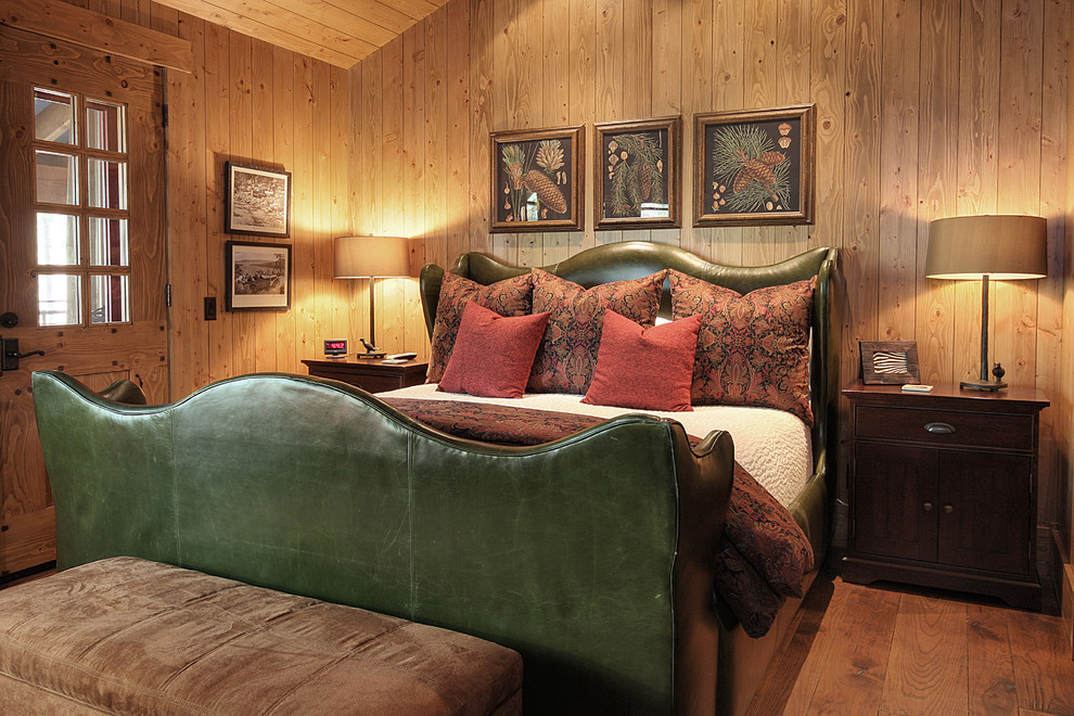Foto på ett rustikt sovrum, med mellanmörkt trägolv