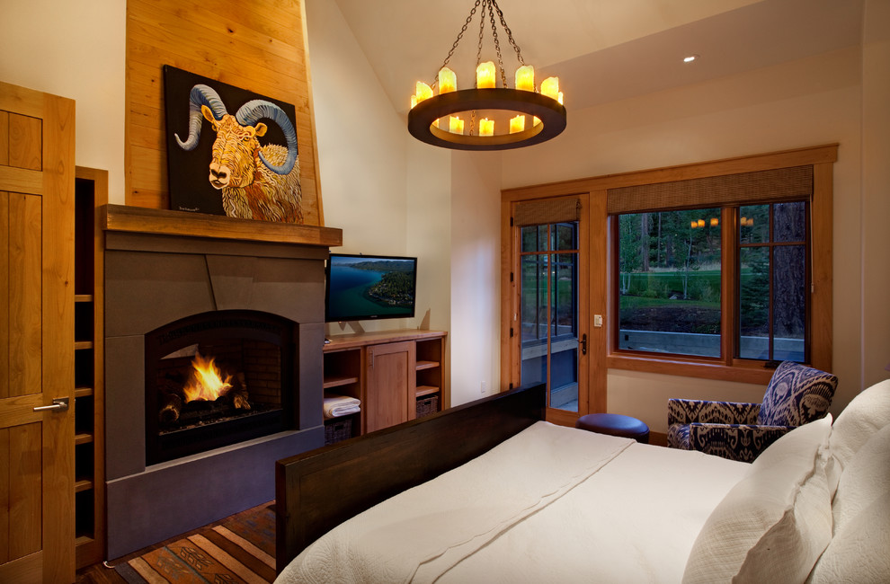 サンフランシスコにある中くらいなトラディショナルスタイルのおしゃれな主寝室 (ベージュの壁、無垢フローリング、標準型暖炉、石材の暖炉まわり)