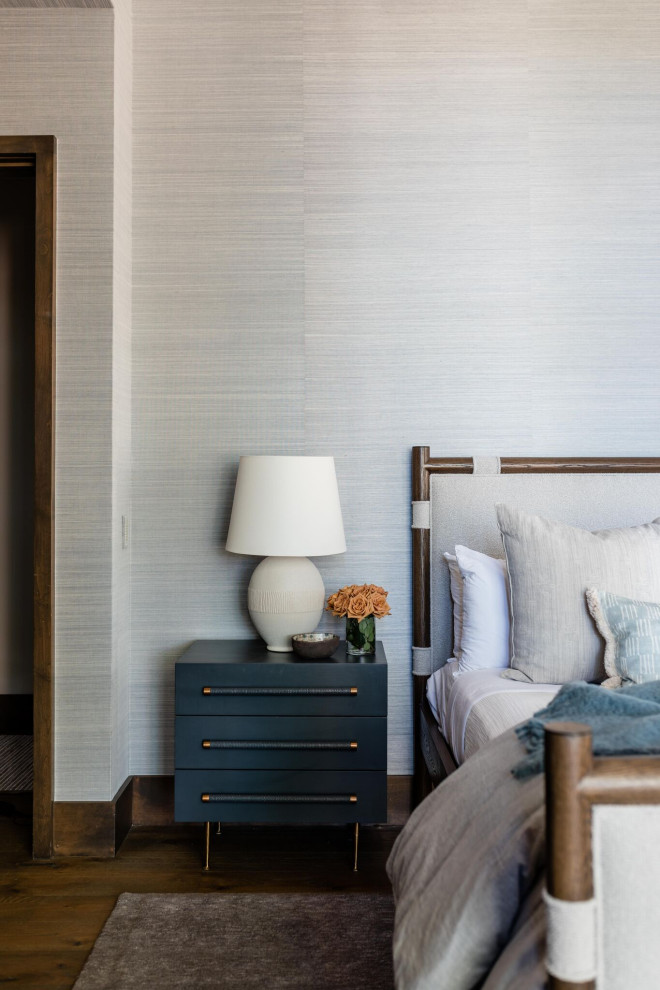 Uriges Schlafzimmer mit grauer Wandfarbe, dunklem Holzboden, braunem Boden und Tapetenwänden in San Francisco
