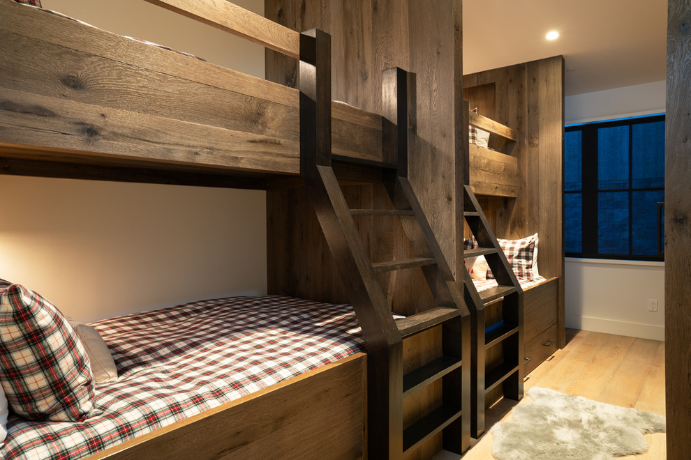 Foto de habitación de invitados de estilo de casa de campo con paredes blancas y suelo de madera clara