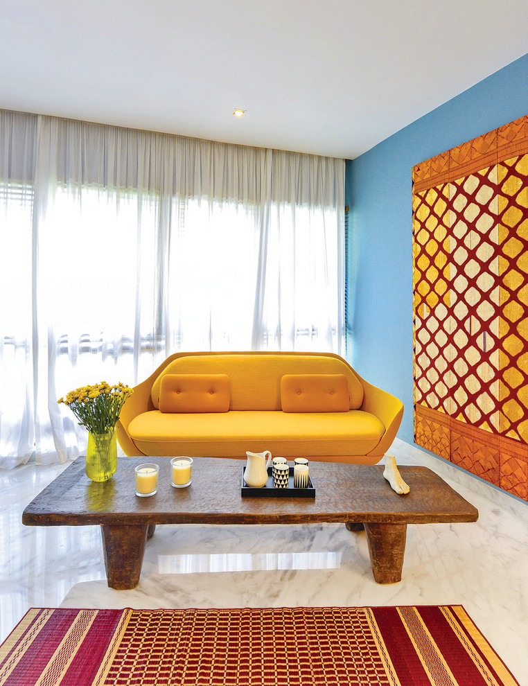 ムンバイにある広いコンテンポラリースタイルのおしゃれな寝室 (青い壁、大理石の床) のインテリア