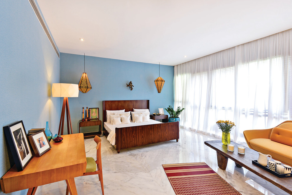 Immagine di una grande camera da letto etnica con pareti blu e pavimento in marmo