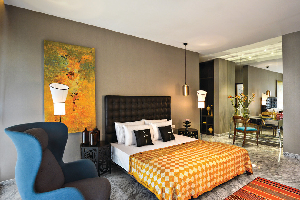 Стильный дизайн: большая спальня в современном стиле с бежевыми стенами и мраморным полом - последний тренд