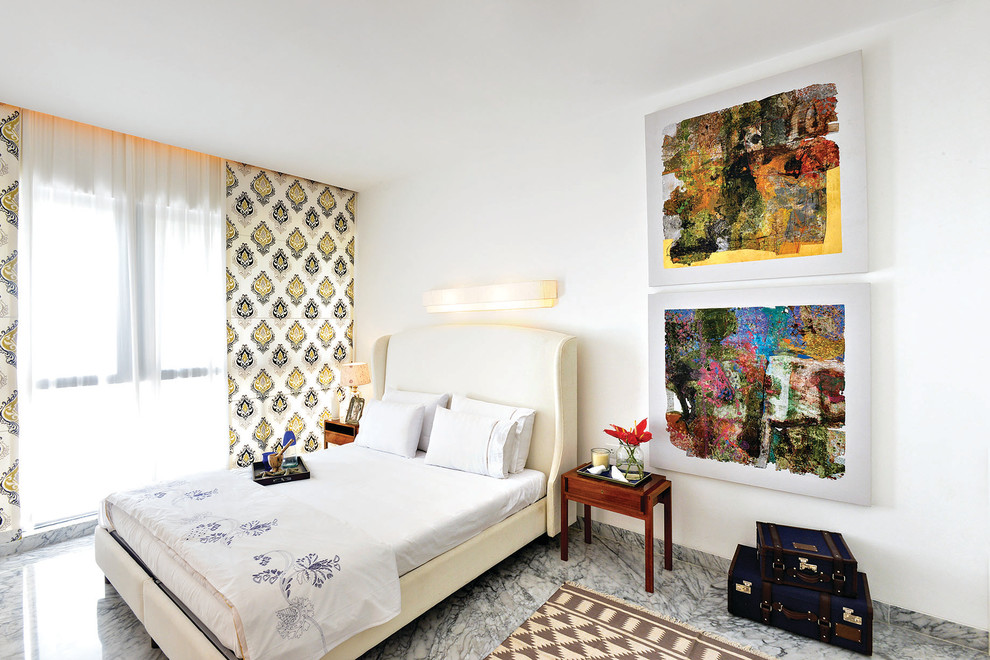 Mittelgroßes Modernes Schlafzimmer mit weißer Wandfarbe und Marmorboden in Mumbai
