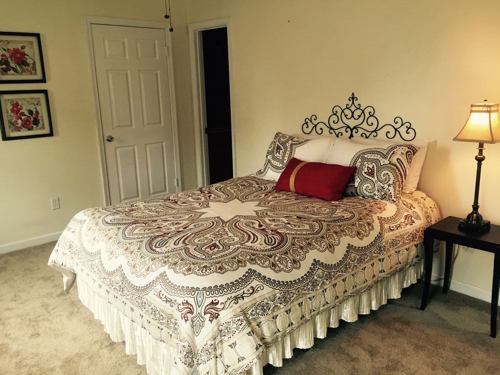 Foto de dormitorio principal contemporáneo de tamaño medio sin chimenea con paredes amarillas, moqueta y suelo beige