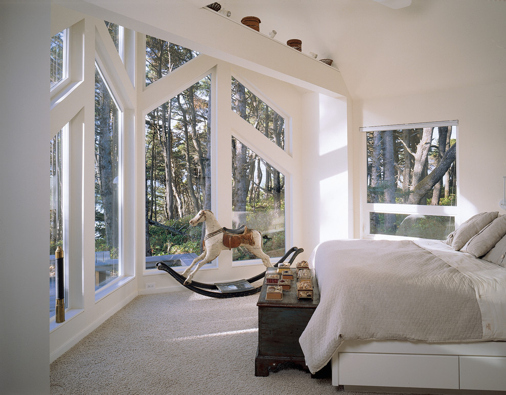Foto di una camera da letto minimal di medie dimensioni con pareti bianche, moquette e nessun camino