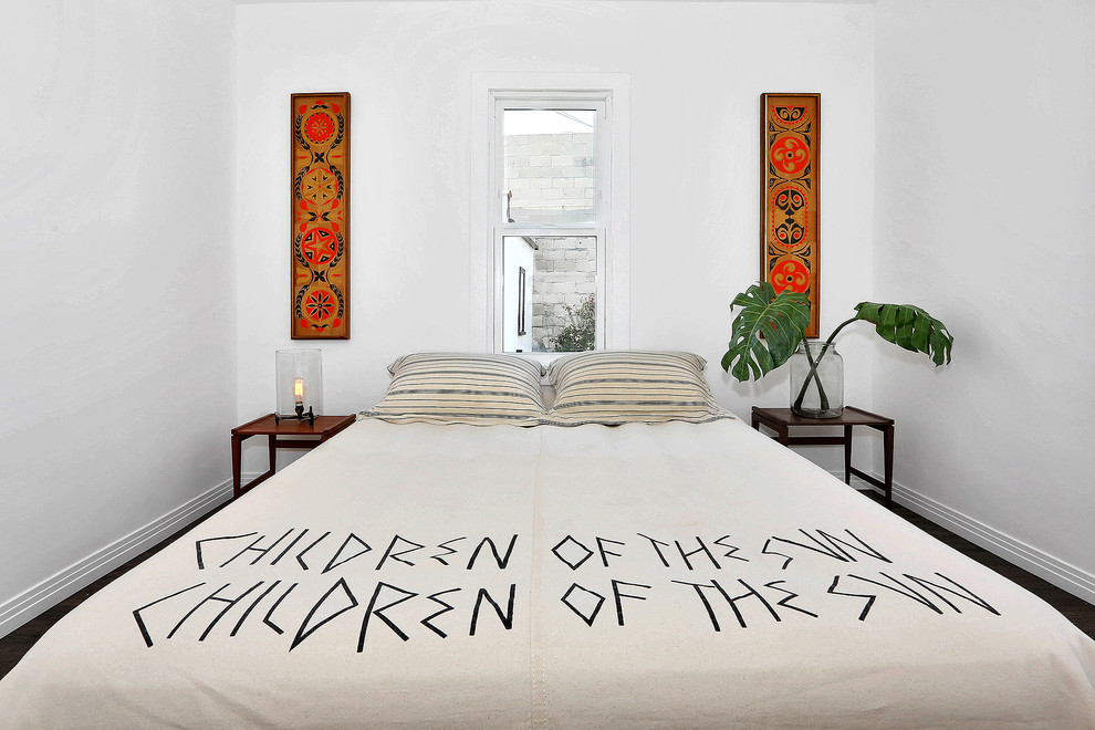 Источник вдохновения для домашнего уюта: спальня в стиле фьюжн с белыми стенами и темным паркетным полом без камина