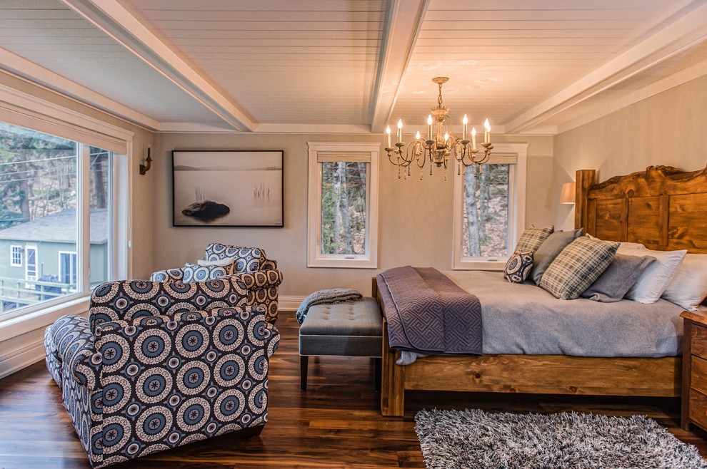 Klassisches Schlafzimmer mit grauer Wandfarbe und dunklem Holzboden in Toronto