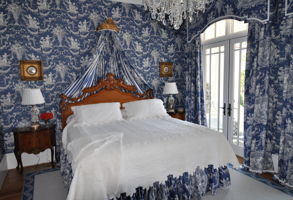 Idée de décoration pour une très grande chambre d'amis tradition avec un mur bleu, parquet clair et aucune cheminée.