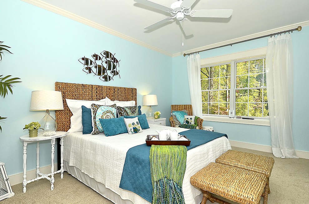 Diseño de habitación de invitados costera de tamaño medio sin chimenea con paredes azules, moqueta y suelo beige