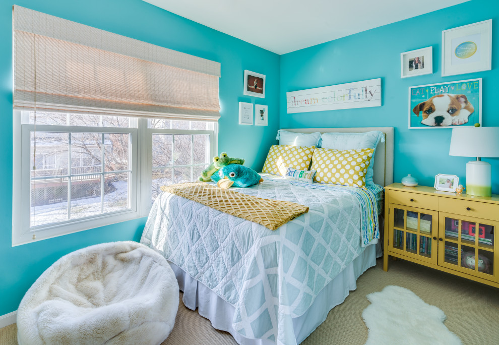 Immagine di una piccola camera da letto chic con pareti blu, moquette e pavimento beige