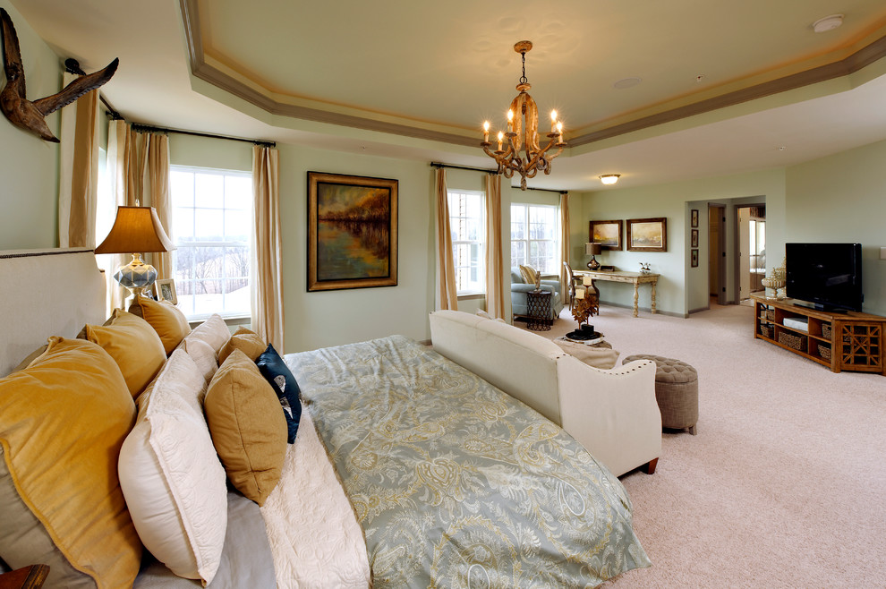 Источник вдохновения для домашнего уюта: огромная хозяйская спальня в классическом стиле с синими стенами и ковровым покрытием