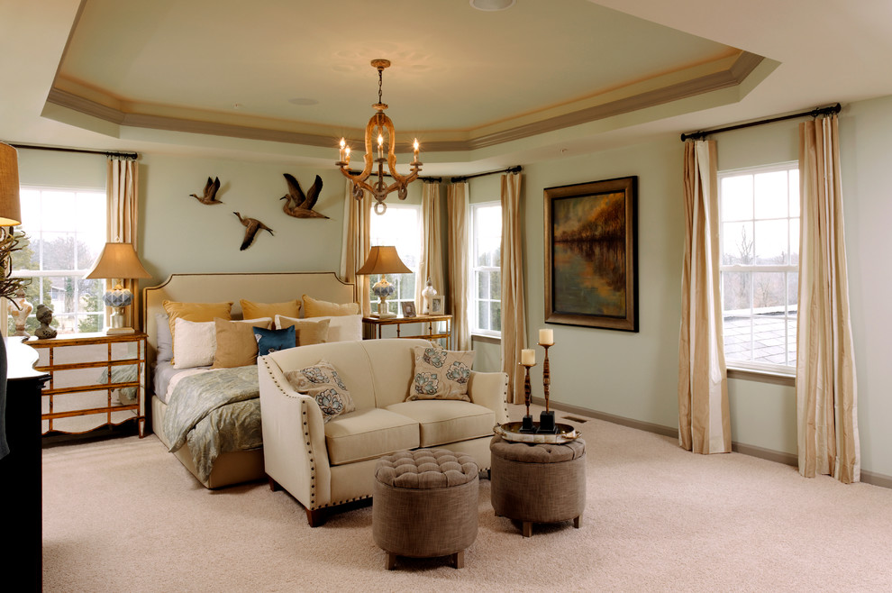 Exempel på ett klassiskt sovrum, med heltäckningsmatta och blå väggar