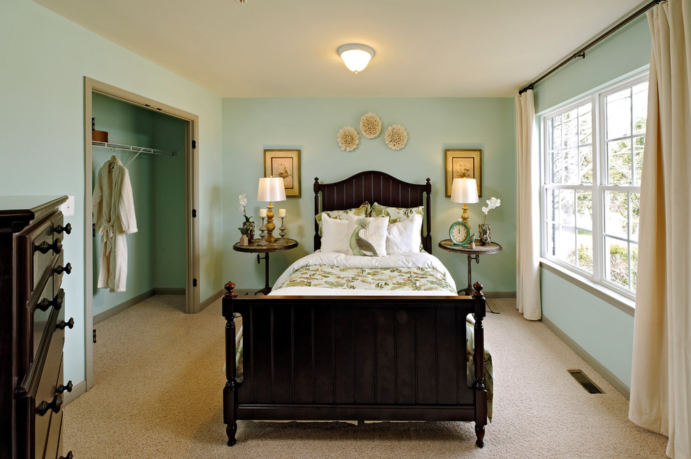 На фото: гостевая спальня (комната для гостей) в классическом стиле с синими стенами и ковровым покрытием с