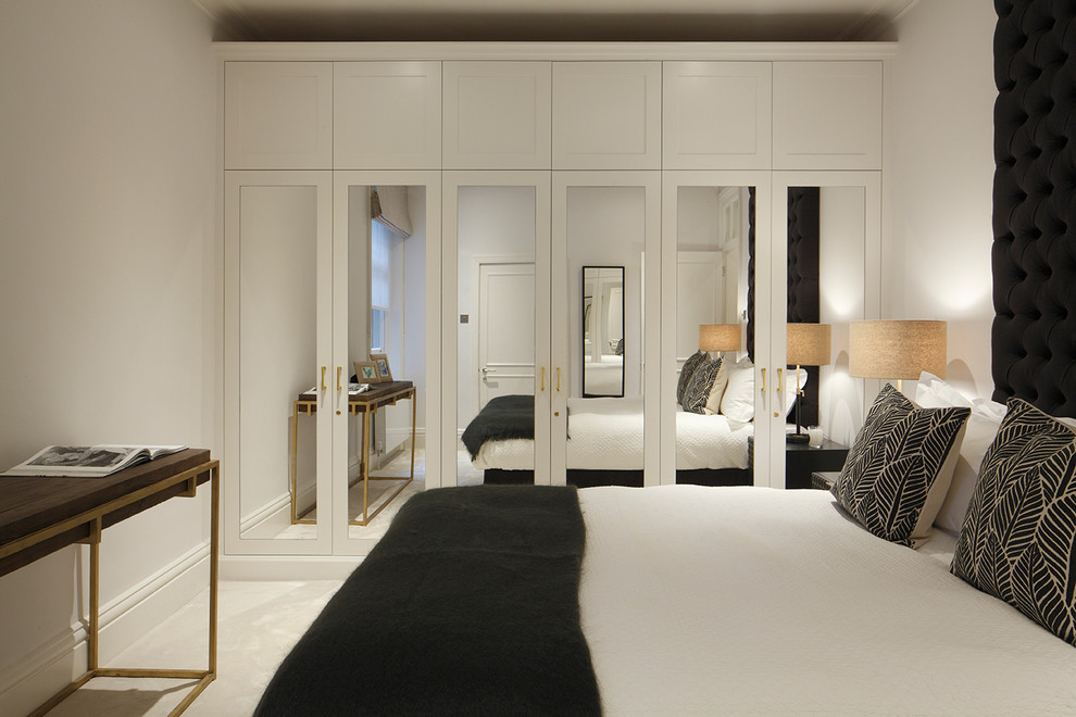 Imagen de dormitorio principal contemporáneo de tamaño medio con paredes grises, moqueta y suelo gris