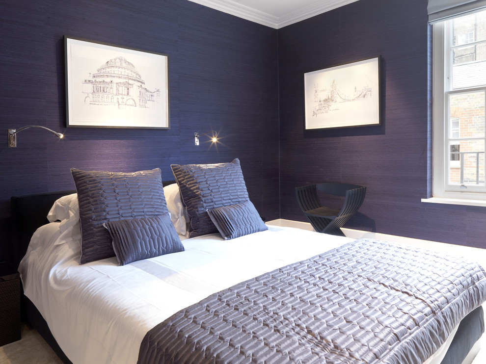 Diseño de dormitorio contemporáneo con paredes púrpuras