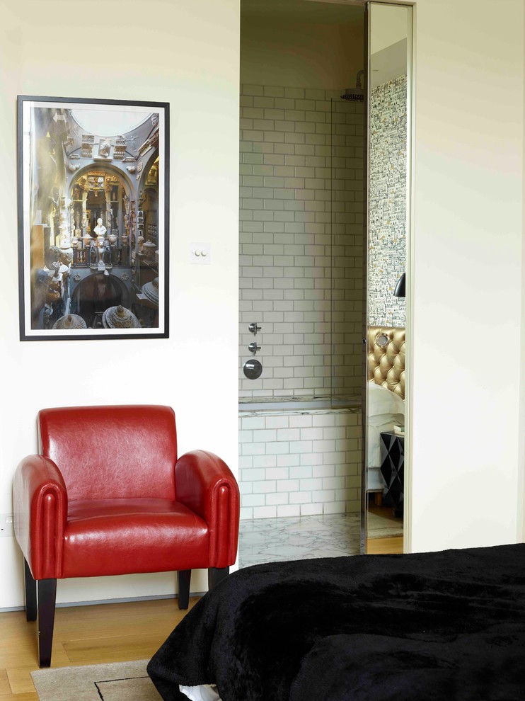 На фото: хозяйская спальня среднего размера в стиле фьюжн с белыми стенами, паркетным полом среднего тона и коричневым полом с