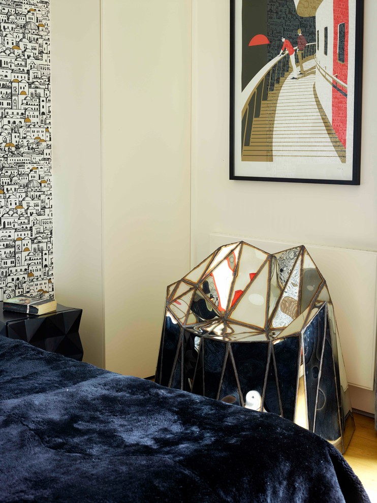Источник вдохновения для домашнего уюта: хозяйская спальня среднего размера в современном стиле с разноцветными стенами, паркетным полом среднего тона и коричневым полом