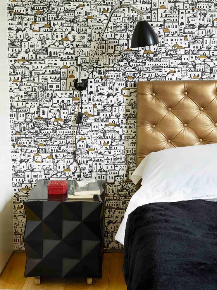 ロンドンにある中くらいなエクレクティックスタイルのおしゃれな主寝室 (マルチカラーの壁、無垢フローリング、茶色い床) のレイアウト
