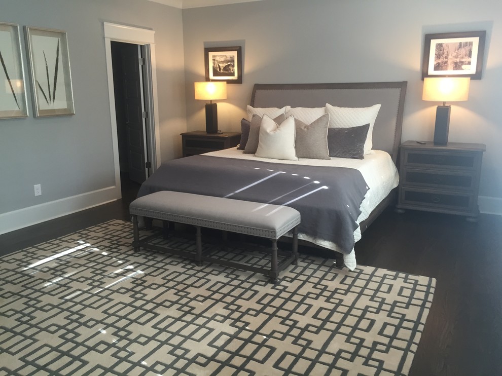 Klassisches Hauptschlafzimmer mit grauer Wandfarbe und dunklem Holzboden in Atlanta