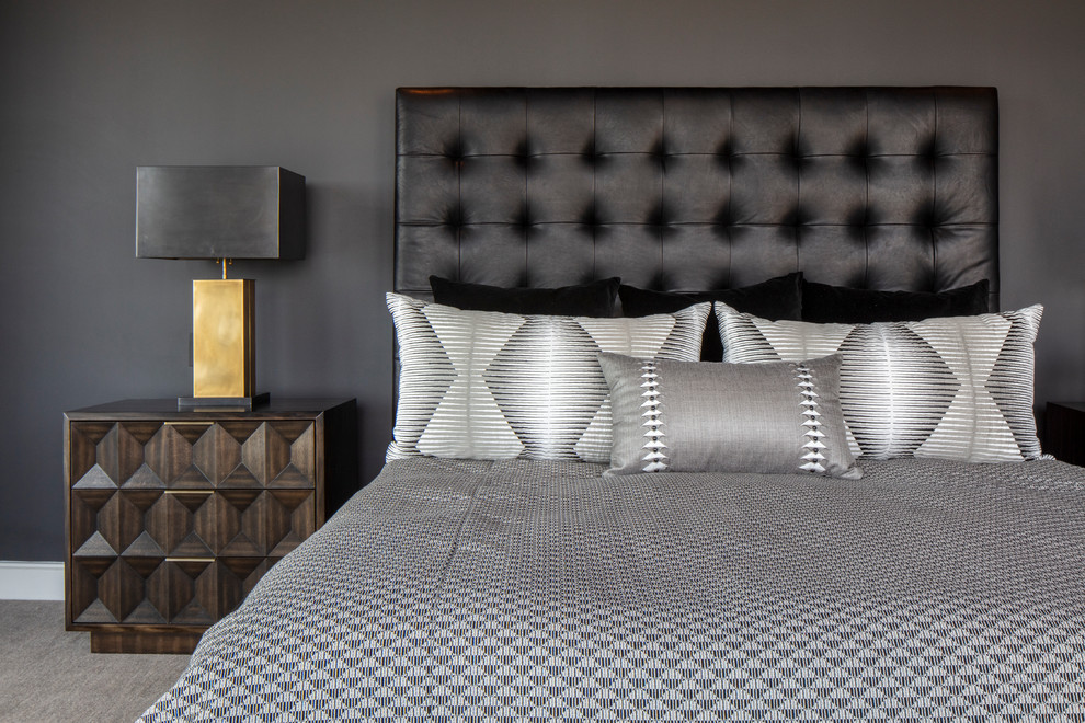 На фото: большая хозяйская спальня в стиле модернизм с черными стенами, ковровым покрытием и серым полом без камина с