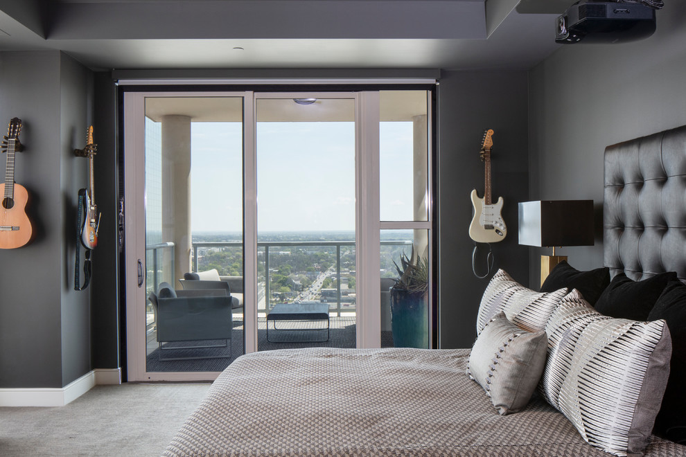 Foto de dormitorio principal minimalista grande sin chimenea con moqueta, suelo gris y paredes grises