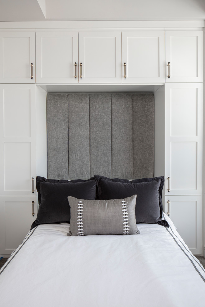Modelo de habitación de invitados minimalista de tamaño medio sin chimenea con paredes blancas, moqueta y suelo gris