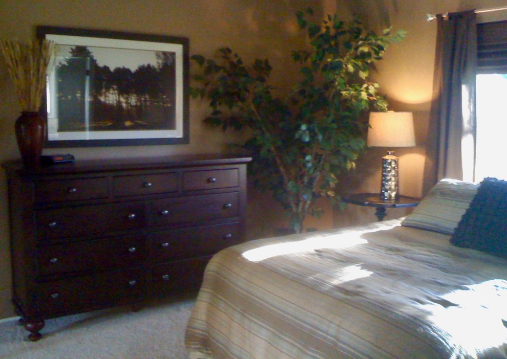 Cette image montre une chambre parentale traditionnelle avec un mur beige.