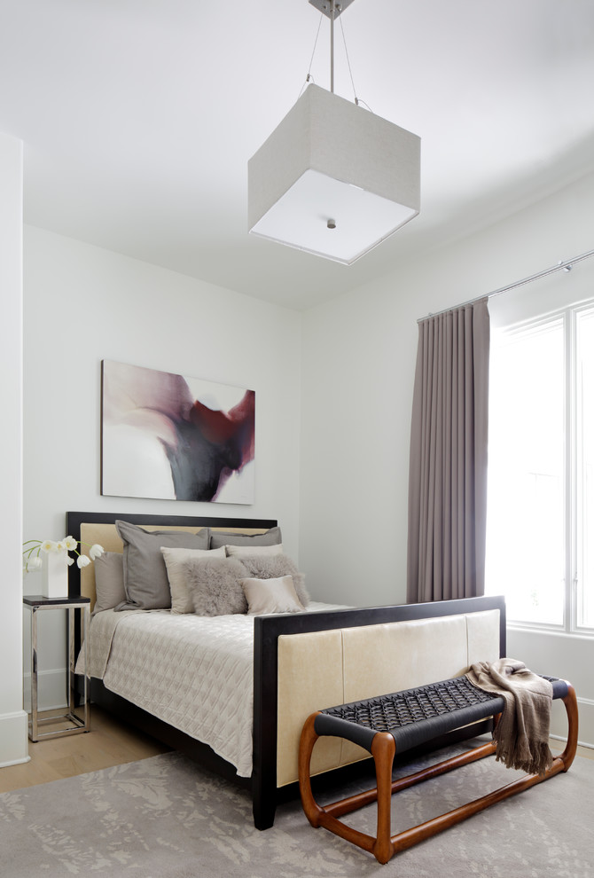アトランタにあるトランジショナルスタイルのおしゃれな客用寝室 (白い壁、淡色無垢フローリング) のレイアウト