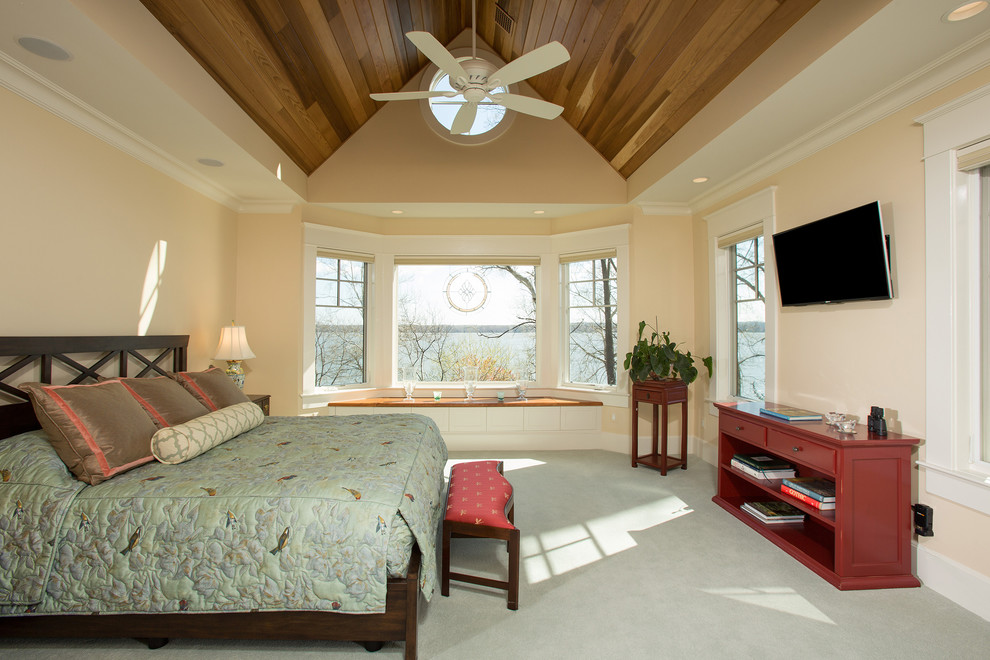 Großes Uriges Hauptschlafzimmer ohne Kamin mit beiger Wandfarbe, Teppichboden und grünem Boden in Washington, D.C.