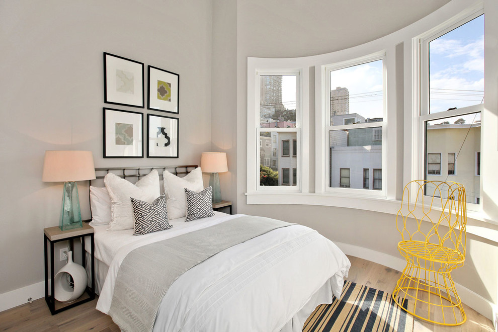 Идея дизайна: спальня в современном стиле с серыми стенами и паркетным полом среднего тона