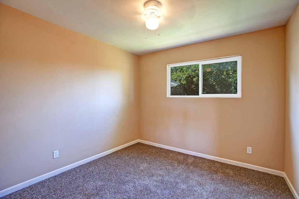 Cette photo montre une chambre chic de taille moyenne avec un mur beige et aucune cheminée.