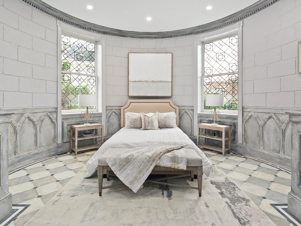 Foto de dormitorio principal romántico sin chimenea con paredes grises y suelo multicolor