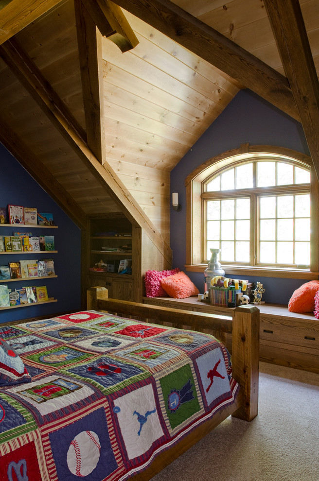 Diseño de dormitorio tipo loft rural de tamaño medio con paredes azules
