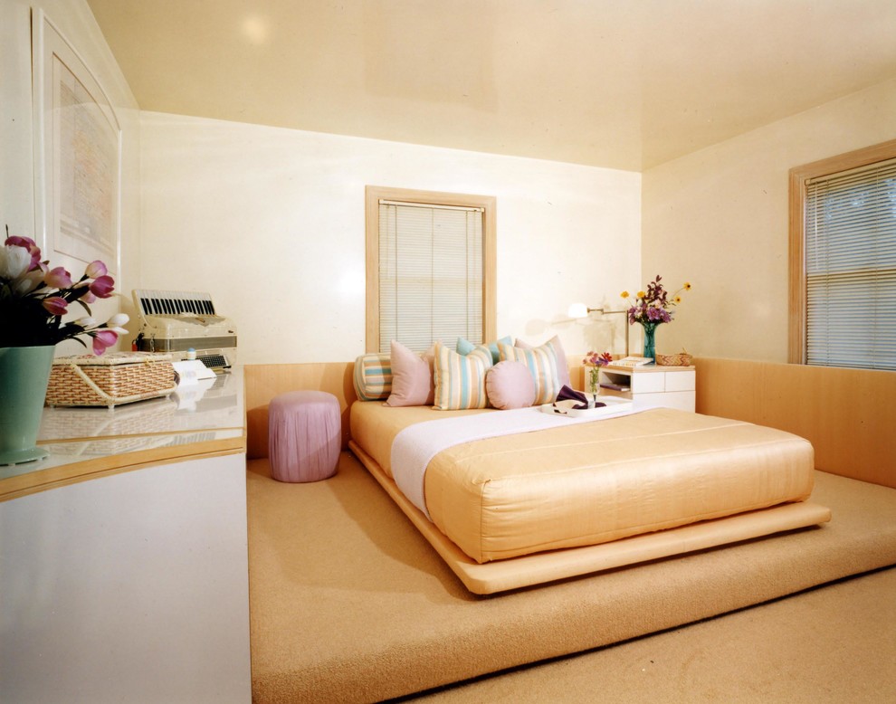 Immagine di una camera da letto design con moquette