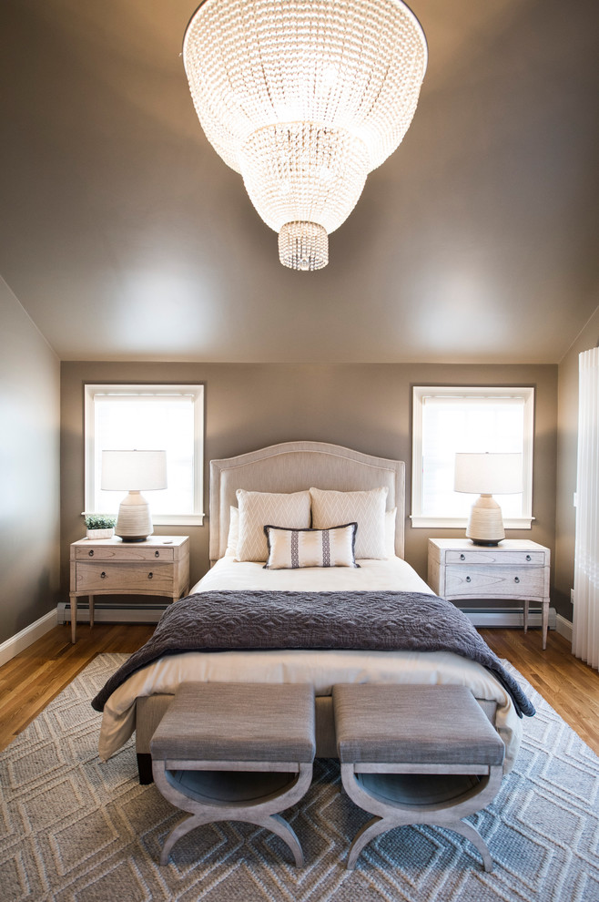 ボストンにある巨大なトランジショナルスタイルのおしゃれな主寝室 (茶色い壁、無垢フローリング、茶色い床)