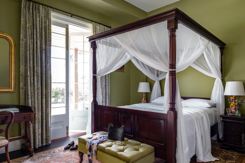 Источник вдохновения для домашнего уюта: хозяйская спальня в классическом стиле с зелеными стенами