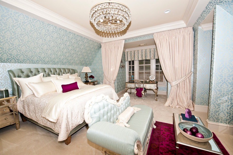 Klassisches Schlafzimmer mit bunten Wänden und Teppichboden in Atlanta
