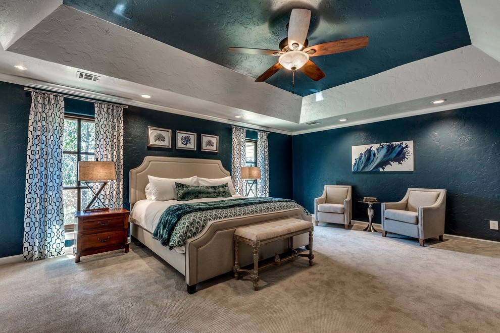 Großes Klassisches Hauptschlafzimmer ohne Kamin mit blauer Wandfarbe und Teppichboden in Oklahoma City