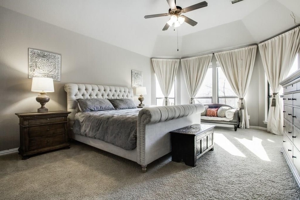 Hauptschlafzimmer mit grauer Wandfarbe in Dallas