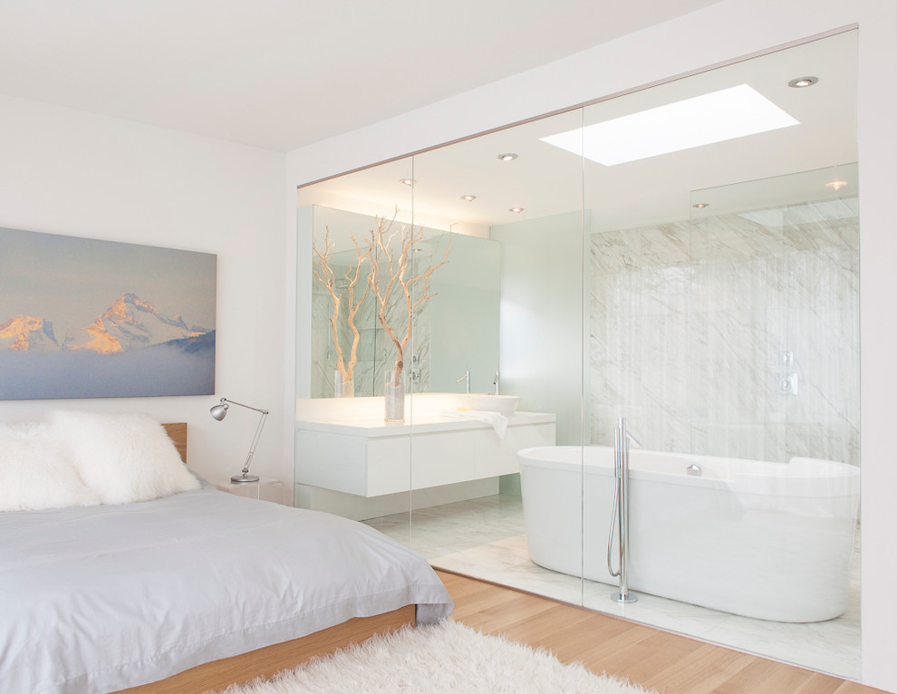 トロントにあるコンテンポラリースタイルのおしゃれな主寝室 (白い壁、淡色無垢フローリング、ベージュの床) のレイアウト