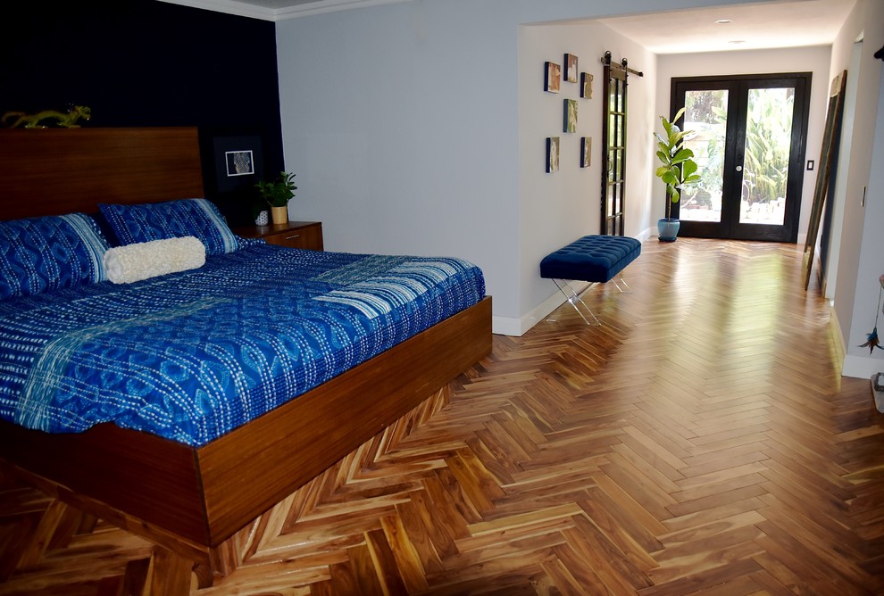 Diseño de dormitorio principal clásico renovado grande con suelo de madera en tonos medios y paredes grises