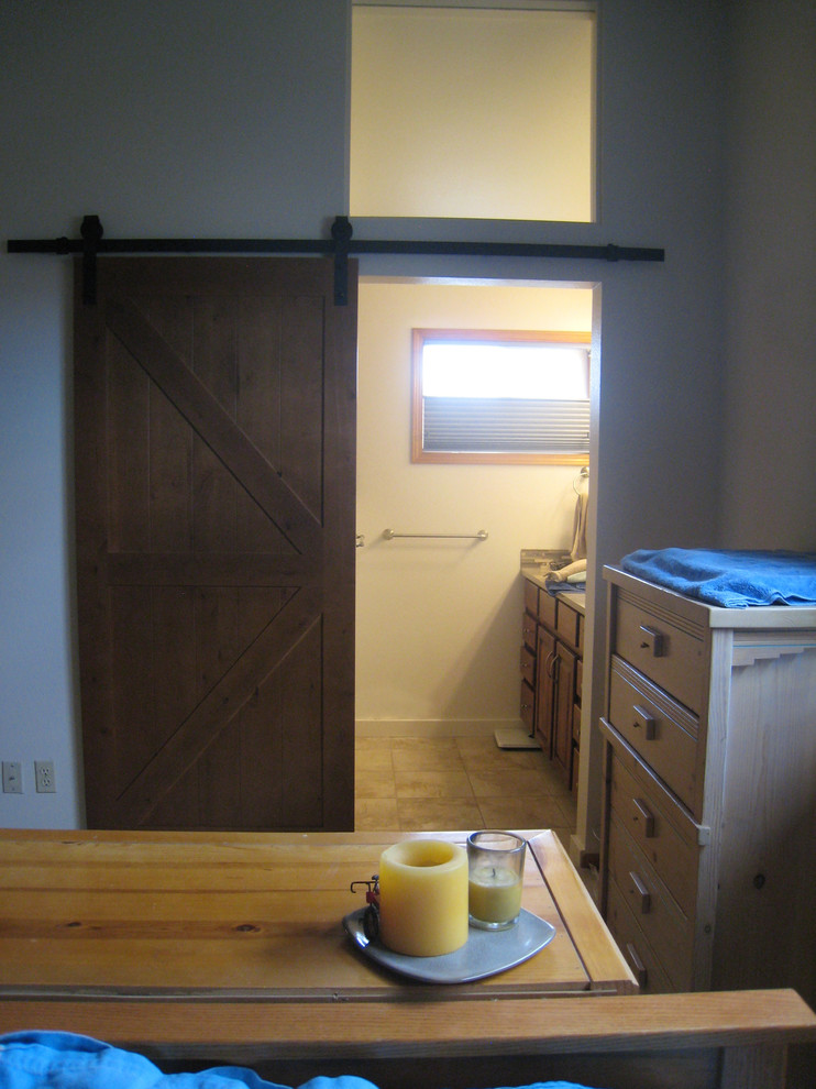 デンバーにある小さなラスティックスタイルのおしゃれな客用寝室 (ベージュの壁、カーペット敷き、暖炉なし)
