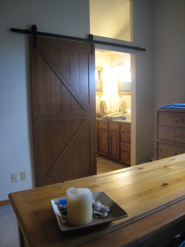 Kleines Rustikales Gästezimmer ohne Kamin mit beiger Wandfarbe und Teppichboden in Denver