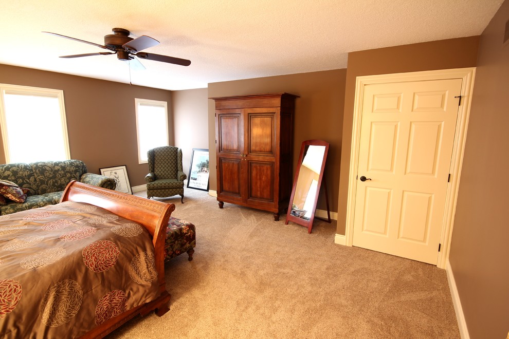 Imagen de dormitorio principal actual de tamaño medio sin chimenea con moqueta y paredes marrones